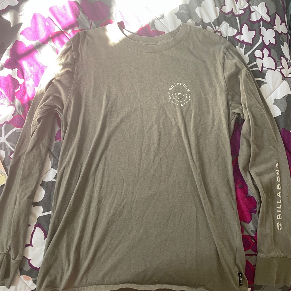 billabong greet long sleeve tee! size S, worn once only, great condition :)